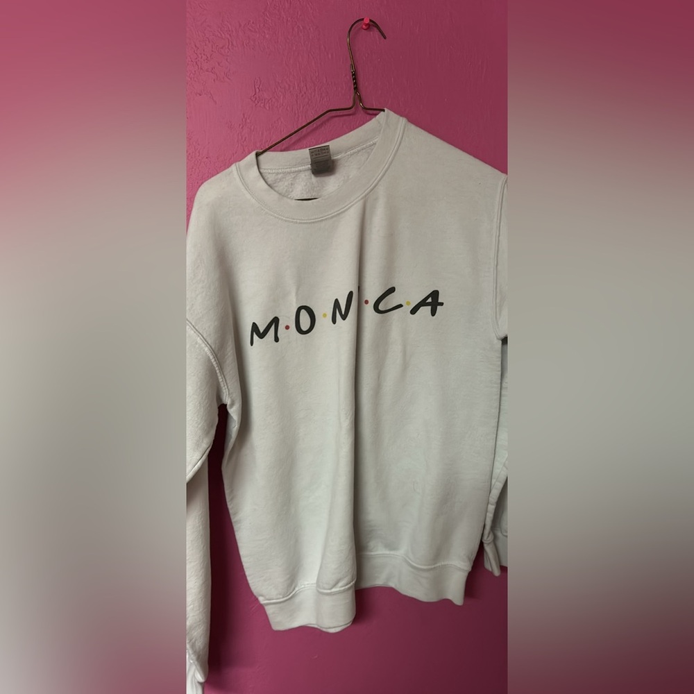 Friends crewneck size small. worn once on Halloween a couple years ago:)